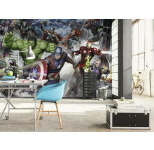 Pièce avec papier peint photo Avengers, bureau, chaise et coffre de rangement