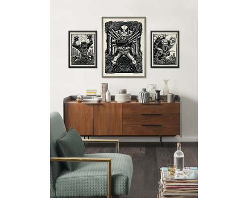 Wohnzimmer mit Sideboard und gerahmten Bildern von Superhelden