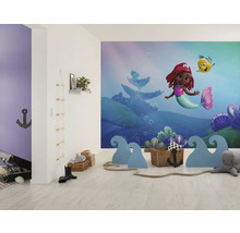 Chambre d''enfant avec papier peint sirène, éléments décoratifs et jouets