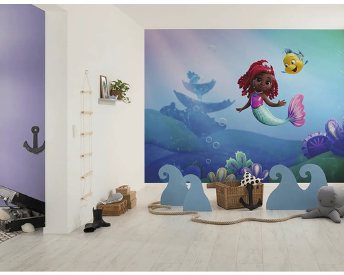 Chambre d''enfant avec papier peint sirène, éléments décoratifs et jouets