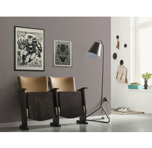 Wohnraum mit zwei Kinosesseln, Stehlampe und Wanddekoration