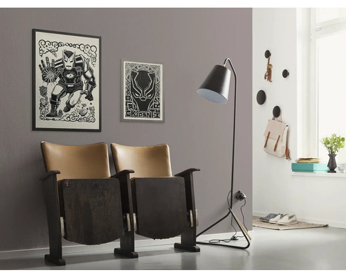 Innenraum mit Sesseln, Stehlampe und Wanddekorationen