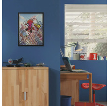 Kinderzimmer mit Holzschrank, Schreibtisch, Stuhl und einem gerahmten Spider-Man-Poster an der Wand