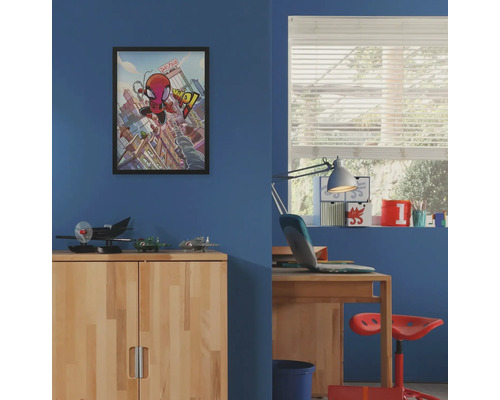 Kinderzimmer mit Holzschrank, Schreibtisch, Stuhl und einem gerahmten Spider-Man-Poster an der Wand