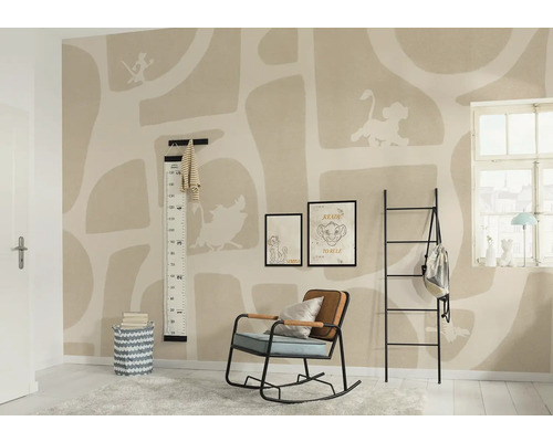 Kinderzimmer mit Wandtapete, Messlatte, Bildern, Schaukelstuhl und Leiterregal