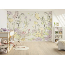 Chambre d''enfant avec un papier peint mural avec des fleurs, des papillons et une fée sur un champignon