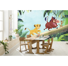 Chambre d''enfant avec papier peint photo Le Roi Lion, table de peinture et chaises.
