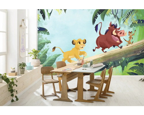 Chambre d''enfant avec papier peint photo Le Roi Lion, table de peinture et chaises.