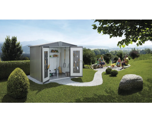 Gartenszene mit Gerätehaus, Feuerstelle und Familie