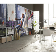 Espace de bureau avec papier peint photo Spider-Man, bureau et étagères