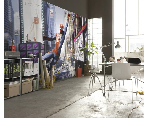 Espace de bureau avec papier peint photo Spider-Man, bureau et étagères