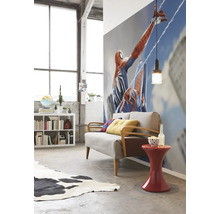 Salon avec canapé, table d''appoint, étagère et peinture murale