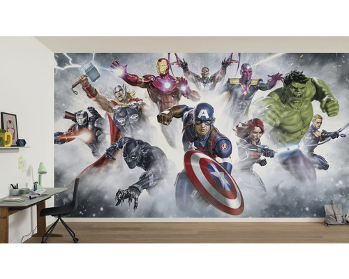Décoration murale avec un grand motif Avengers dans une chambre d''enfant