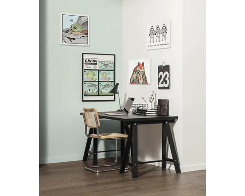 Bureau avec bureau noir, chaise et décoration murale Star Wars