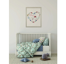 Kinderzimmer mit Gitterbett, Bettwäsche und einem gerahmten Winnie Puh Bild an der Wand