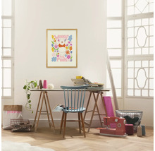 Nähzimmer mit Schreibtisch, Stuhl, Nähmaschine und Winnie Puuh Bild