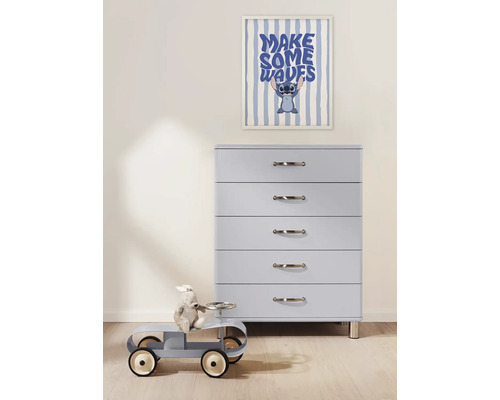 Kommode mit fünf Schubladen, einem gerahmten Bild mit der Aufschrift Make Some Waves und einem Spielzeugauto.