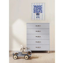 Kommode mit fünf Schubladen, Spielzeugauto und gerahmtem Bild an der Wand