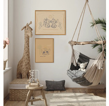 Kinderzimmer mit Hängesessel, Spielzeuggiraffe und gerahmten Bildern an der Wand.