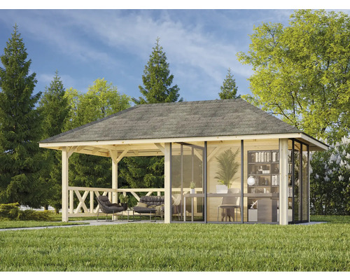 Holzpavillon mit Möbeln im Garten