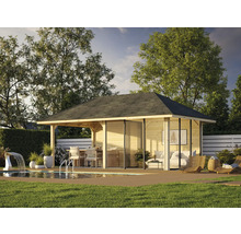 Pavillon de jardin en bois avec portes coulissantes, piscine et mobilier de jardin dans un jardin ensoleillé