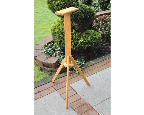 Support en bois pour nichoirs dans le jardin
