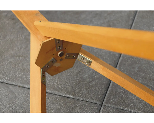 Vue détaillée d''une construction en bois avec des raccords d''angle en métal