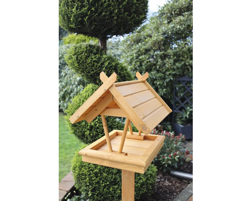 Nichoir en bois dans le jardin