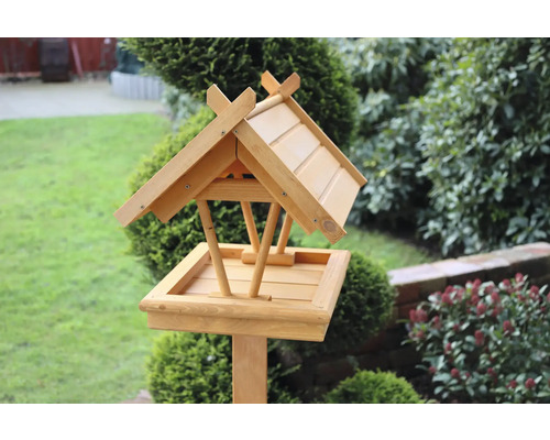 Maison à oiseaux en bois dans le jardin