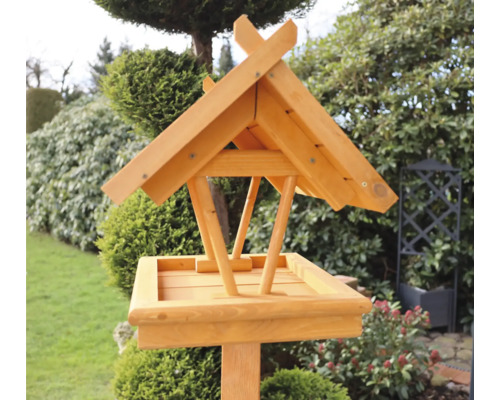 Mangeoire en bois dans le jardin