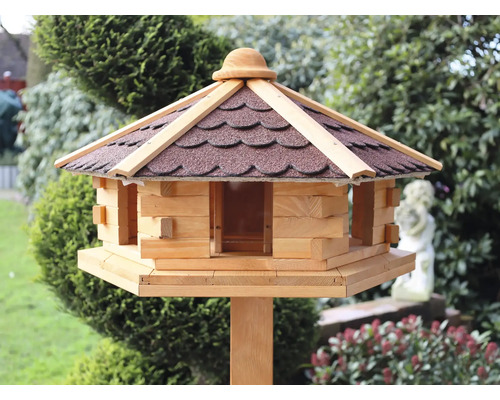 Nichoir en bois avec toit sur un poteau
