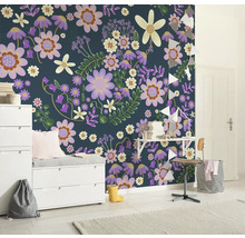 Chambre d''enfant avec papier peint fleuri, commode et bureau