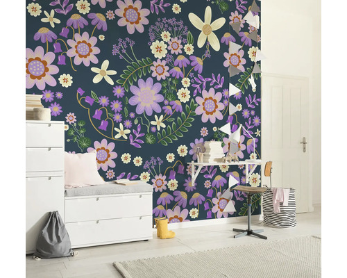 Chambre d''enfant avec papier peint fleuri, commode et bureau