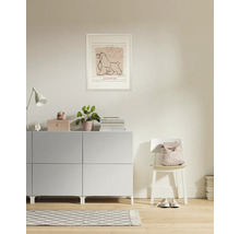 Szene eines Raumes mit Kommode, Stuhl, Dekorationen und einem gerahmten Bild an der Wand