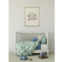 Kinderzimmer mit Babybett, Bettwäsche und einem Bild von Winnie Puuh an der Wand