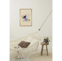 Gemütliche Szene mit Hängematte, Beistelltisch mit Pflanze und einem gerahmten Die Eiskönigin Wandbild