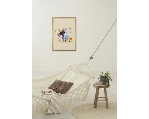 Gemütliche Szene mit Hängematte, Beistelltisch mit Pflanze und einem gerahmten Die Eiskönigin Wandbild