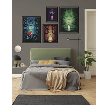 Schlafzimmer mit Bett, Nachttisch, Stehlampe, Zimmerpflanze und vier gerahmten Kunstdrucken an der Wand.