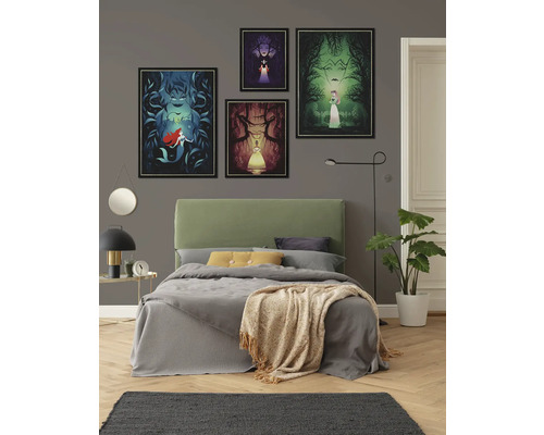 Schlafzimmer mit Bett und gerahmten Bildern von Märchenfiguren an der Wand