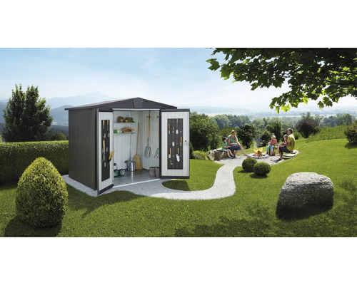 Gerätehaus Biohort Europa 2 172 x 156 cm dunkelgrau-metallic Gartenszene mit offenem Gerätehaus, Familie am Lagerfeuer und grüner Umgebung