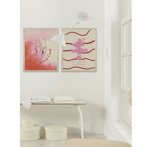 Wanddekoration mit zwei gerahmten Disney-Motiven, Tisch und Lampe in einem hellen Raum