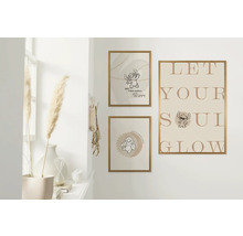 Art mural décoratif avec des affiches encadrées sur le thème de Stitch sur un mur blanc