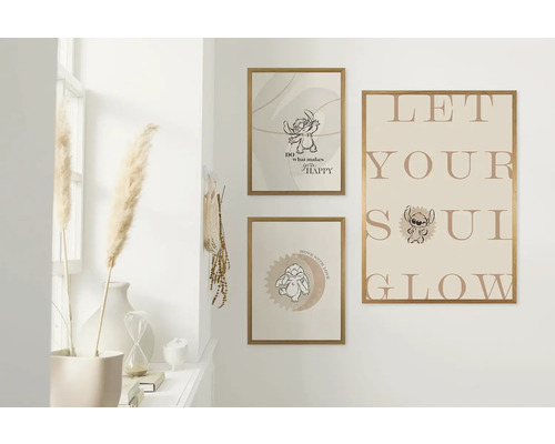 Art mural décoratif avec des affiches encadrées sur le thème de Stitch sur un mur blanc