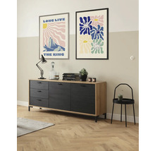 Wohnzimmer mit Sideboard, Lampe, Dekoration, Wandbildern und Beistelltisch.