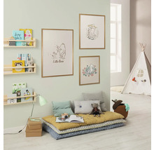 Kinderzimmer mit Bücherregalen, Wandbildern, Kissen und Spielzelt