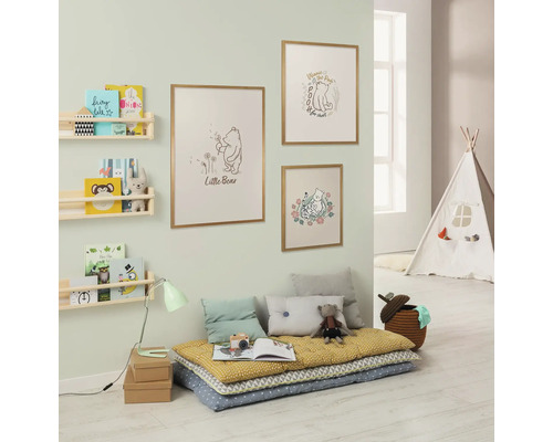 Kinderzimmer mit Bücherregalen, Wandbildern und Spielbereich mit Tipi-Zelt.