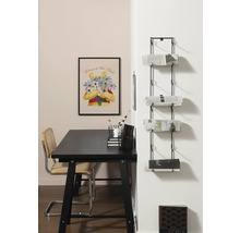 Arbeitszimmer mit Schreibtisch, Stuhl, Zeitungsständer und Winnie Puuh Bild