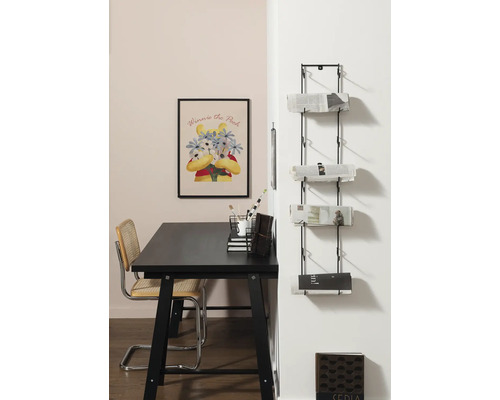 Arbeitszimmer mit Schreibtisch, Stuhl, Zeitungsständer und Winnie Puuh Bild