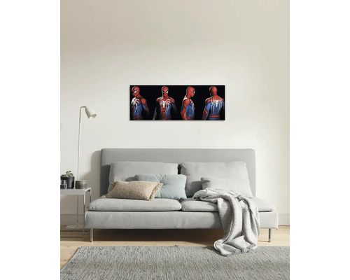 Wohnzimmer mit Sofa und Wandbild von Spider-Man