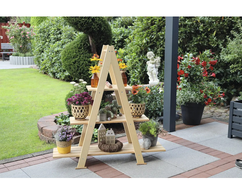 Holz Pflanzenregal mit drei Ebenen im Garten